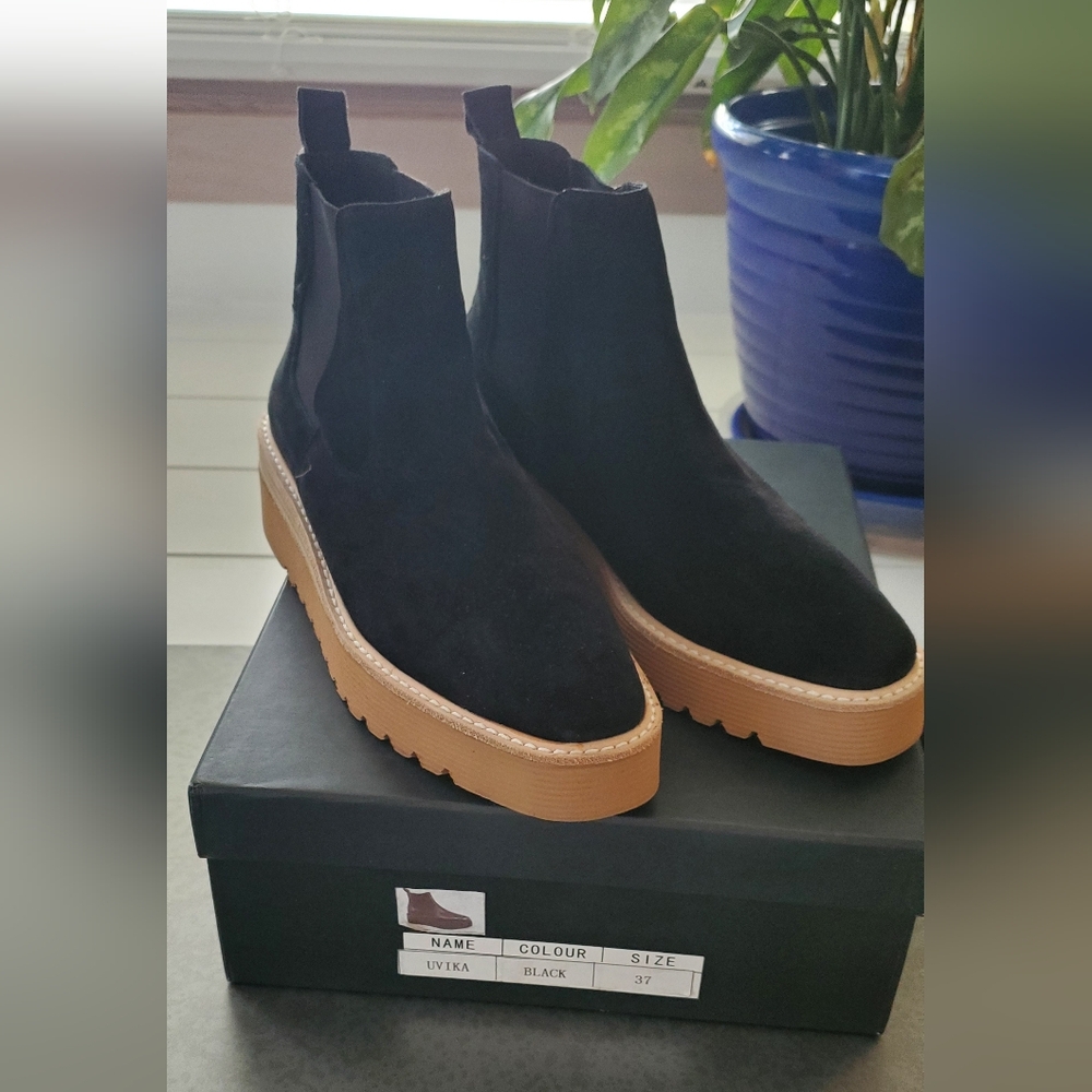 NWB.  Silent D black leather suede wedge booties